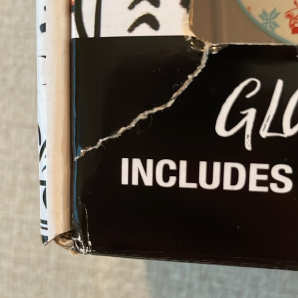 FRIENDS glass and ice cube gift pack. - Picture 2 of 8